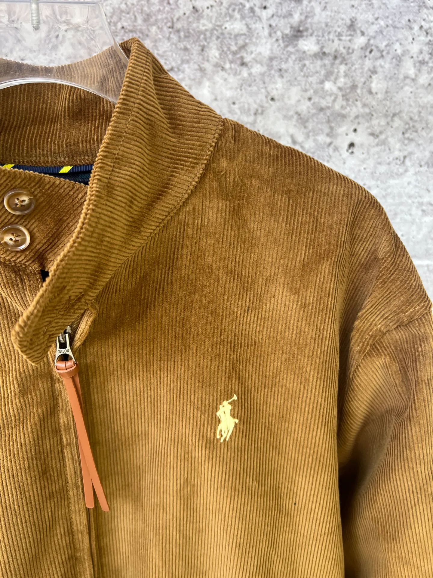 P330 Ralph Lauren autumn old-money style unisex Harrington corduroy jacket. The upper body of major celebrities and Internet celebrities is the same. The short and wide version of the corduroy fabric upper body is soft and comfortable. The inner plaid fabric is made of customized rental accessories and fine workmanship.
